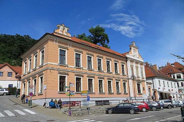 Hluboká nad Vltavou staví stadion za 325 milionů pro 5 000 diváků