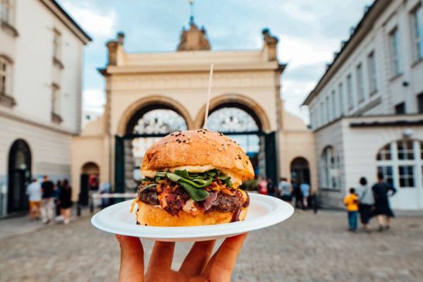 Hovězí, vegetariánské i pálivé. Burger Street Festival chystá v Plzni tři dny chutí
