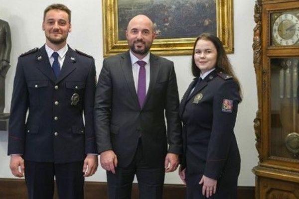 Hrdinský zásah policistů v Bukovci - zachránili ženu a psa z hořícího domu