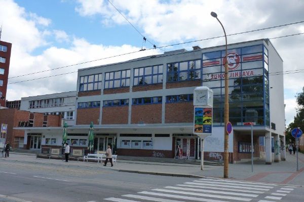Jihlavská sokolovna má havarijní skleněnou stěnu. Sokol vyhlásil sbírku na její kompletní výměnu