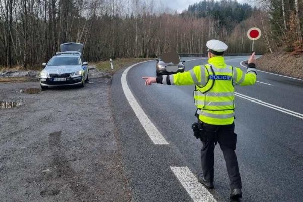 Jihočeští policisté o prázdninovém víkendu prověřili přes dva tisíce aut. Rychlost překročilo 87 řidičů