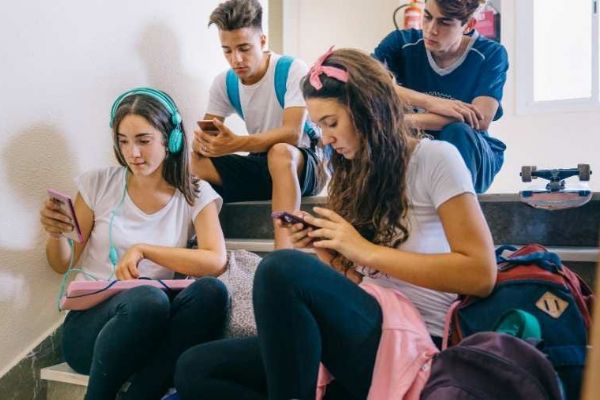 Jižní Čechy řeší používání mobilů ve školách, lidovci navrhují zákonnou úpravu