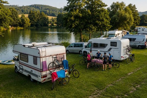 Kempy v jižních Čechách hlásí rozdílnou sezonu. Třeboňsko plní karavany, Lipensko čeká silnější srpen