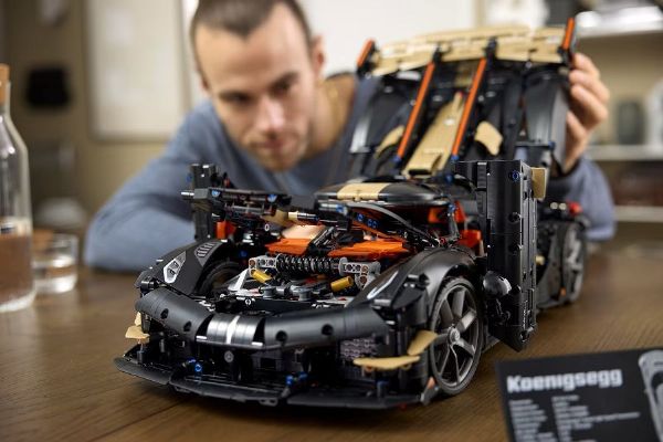 Kladno postavilo životní model Koenigseggu Sadair’s Spear. LEGO uvede stavebnici s 4 104 díly