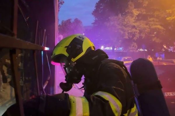 Při nabíjení elektrokoloběžky zřejmě vzplál byt v Kaznějově, škoda přesáhla milion