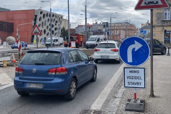 Křižovatka u Nového divadla se znovu otevřela. Řidičům se uleví, kolony by měly zmizet