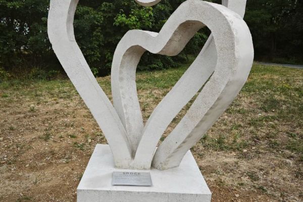 Křižovatku pod domažlickou nemocnicí zdobí dvě propojená srdce