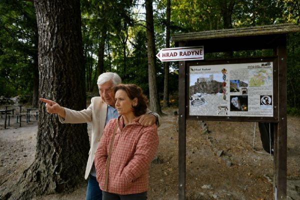 Letní romantika pod Radyní. Kino zdarma nabídne komedii Někdo to rád v Plzni