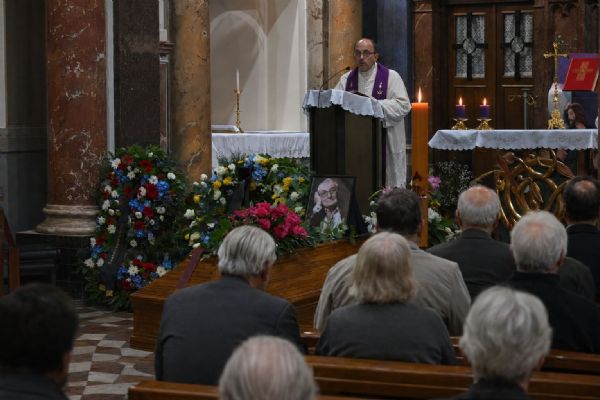 Mariánské Lázně se rozloučily s Vladimírem Páralem. Rakev zdobily rudé růže