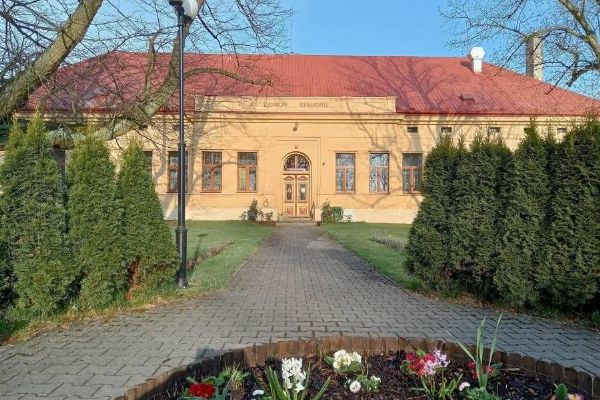 Modernizace domova seniorů v Novém Strašecí je hotová. Nové vytápění a fotovoltaika mají přinést úsporu kolem milionu korun ročně