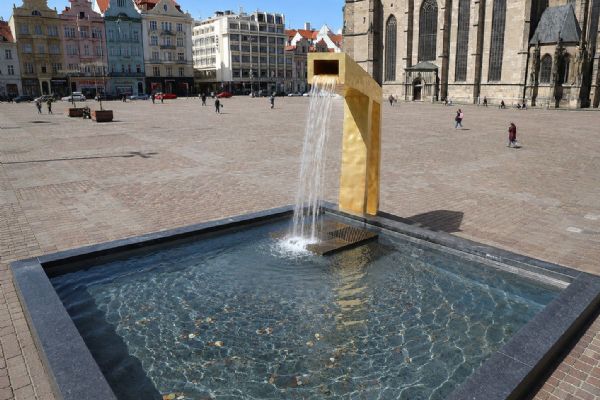 Muž v Plzni magnetem lovil mince z kašny na náměstí Republiky, dostal pokutu