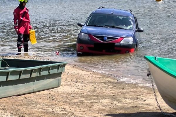 Na Dalešické přehradě se potopilo auto. Policie mezitím našla majitele uvázlého s člunem uprostřed vody
