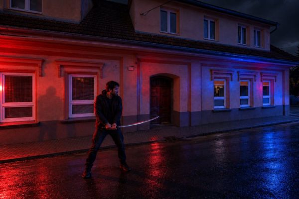 Na Rokycansku mával muž katanou, zásahovka ho zadržela. Soud odmítl vazbu