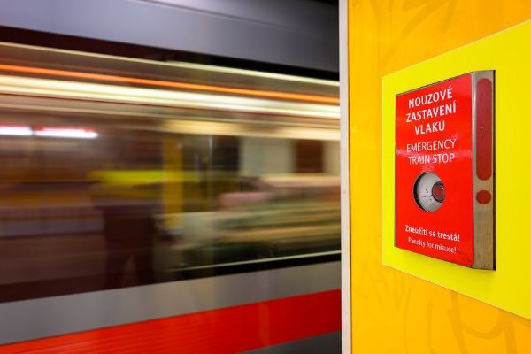 Na Strašnické cestující zastavili metro nouzovým tlačítkem. Souprava zabrzdila těsně před seniorkou