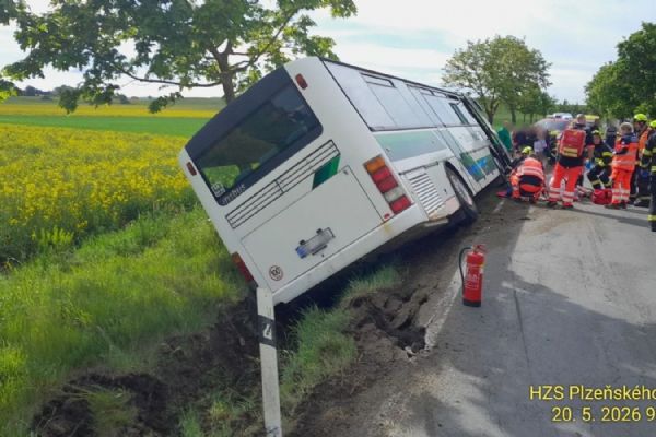 Nehoda autobusu plného dětí uzavřela silnici u Oseku. Zranění jsou podle prvních zpráv lehká