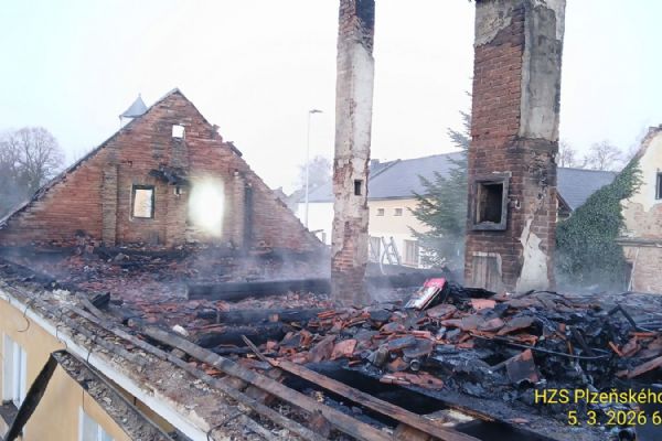 Noční požár v Meclově zničil střechu domu, škoda přes milion Kč