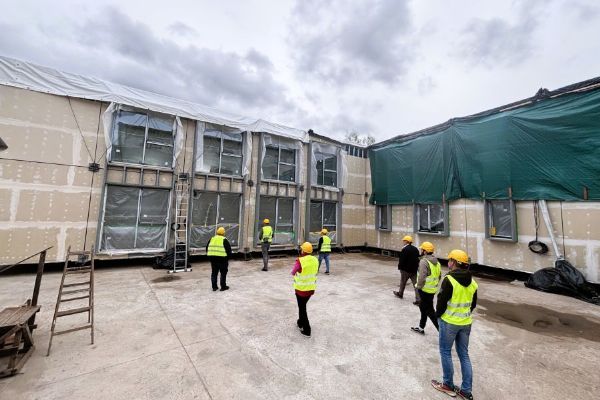 Nová nemocniční budova pro Bohumín vzniká na Vysočině. Do města dorazí rozdělená na 28 modulů