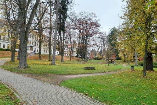Obnova zeleně u havlíčkobrodské nemocnice začala, projekt podpoří 1,2 milionu z evropských fondů