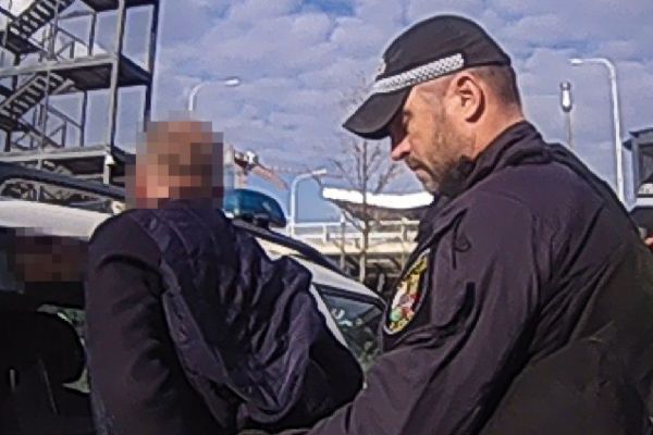 Odmítl se prokázat, prý zná zákony. Hlídka ho ale znala taky, byl hledaný