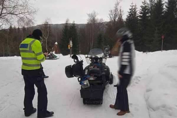 Opilec na skútru napadl policistu na Špičáku