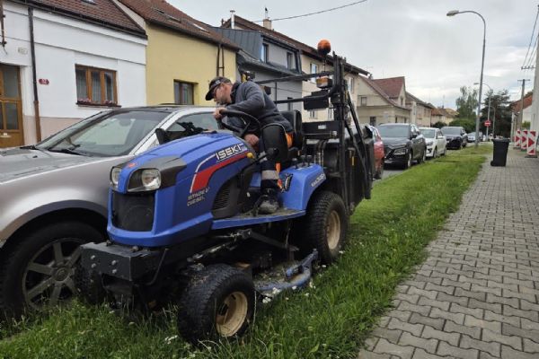 Plzeň 4 změní péči o zeleň. Na 70 hektarech zavede kvůli suchu mozaikové sečení