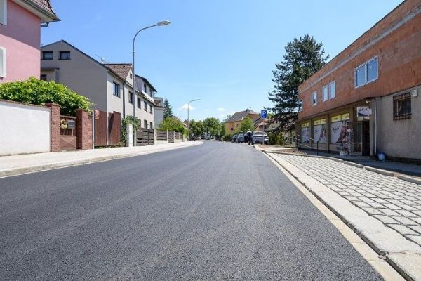 Plzeň dokončila opravu Hluboké ulice. Parkování už nemá blokovat průjezd