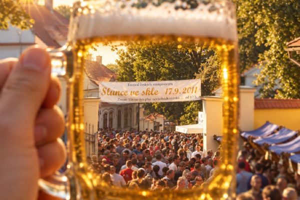 Plzeň se promění v ráj pivařů. Slunce ve skle přiveze desítky minipivovarů a stovky chutí