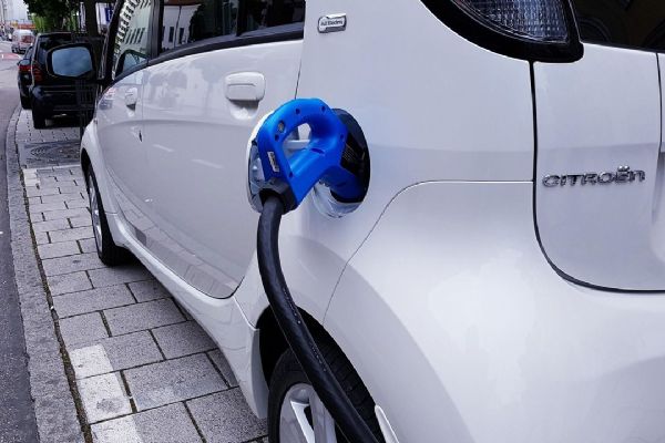 Plzeň zrušila parkování pro elektromobily zdarma, Praha chystá stejný krok