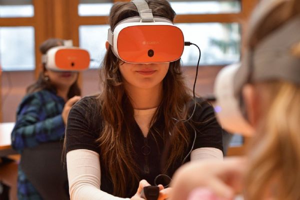 Plzeňská ZČU spouští Virtuální třídu ve VR. Školí učitele na konflikty a první pomoc