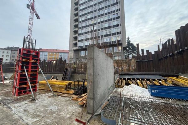 Plzeňské věže Sisters už rostou nad zemí. Stavba má teď přidávat patro za patrem