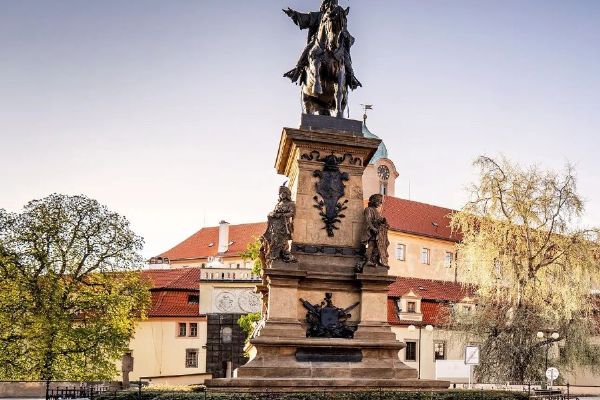 Poděbrady si připomenou 130 let od odhalení pomníku Jiřího z Poděbrad. Výročí doprovodí slavnostní nasvícení i koncert