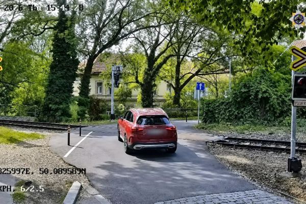 Policie ukázala riskantní průjezdy přejezdy v Praze a okolí. Letos řešila 696 přestupků