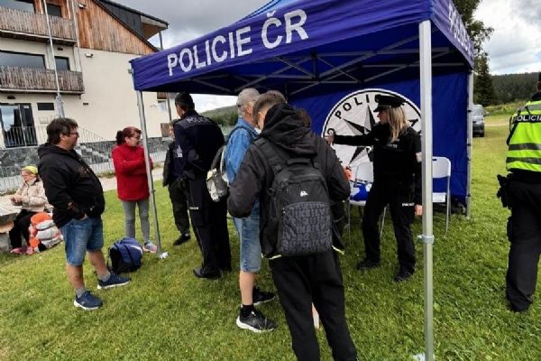 Policisté na Šumavě upozorňovali turisty na rozdílná pravidla v Česku a Bavorsku