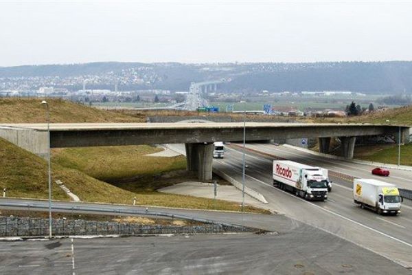 Praha chce odkoupit nedokončený most v Komořanech a napojit oblast na Pražský okruh