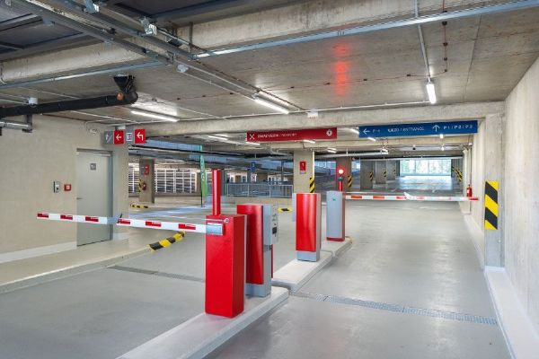 Praha dokončila parkovací dům na Dědině. Nabízí 290 míst, nové náměstí i komunitní prostory