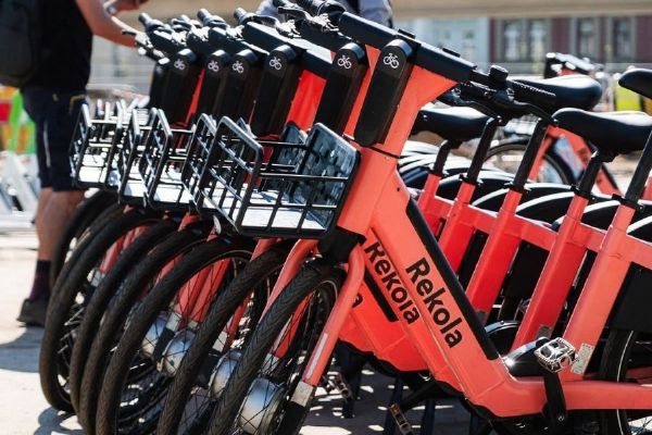 Praha schválila pokračování podpory sdílených kol. Od roku 2027 nabídne až čtyři jízdy denně