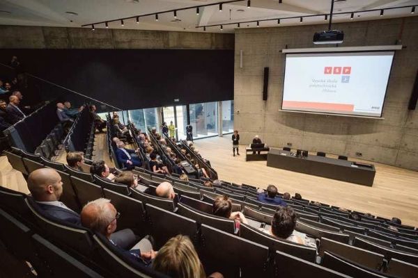 Pražské univerzity posilují ochranu výzkumu. Nová pravidla míří i na středočeská pracoviště