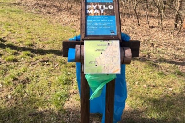 Pytlomaty jsou zpět. Na Nové Hospodě můžete spojit procházku v lese s úklidem