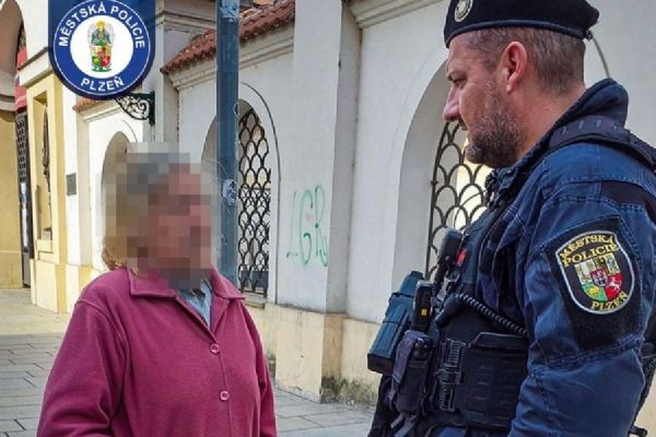 Řidič v Plzni pomohl dezorientované seniorce. Strážníky přivolal kvůli špatnému pocitu