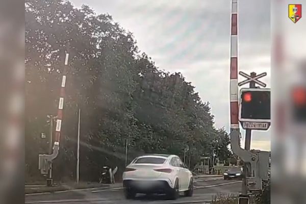 Řidička v Praze projela přejezd na červenou před policisty. Dostala pokutu a body