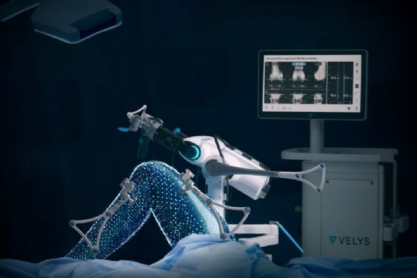 První robot v Česku mění kyčle v Mladé Boleslavi