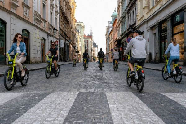 Sdílená elektrokola zaplnila Plzeň. Radnice teď řeší bezpečnost v ulicích