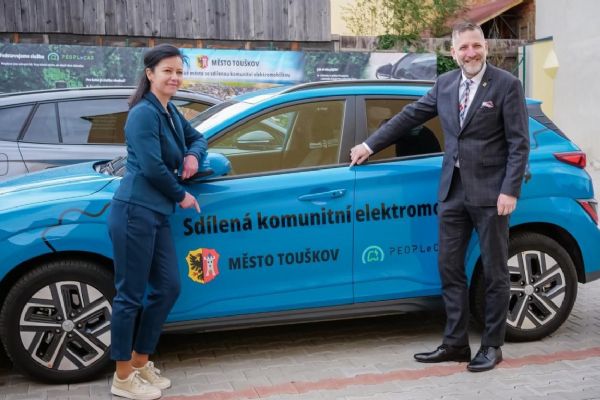 Senát ocenil Touškov za projekt sdílených elektroaut