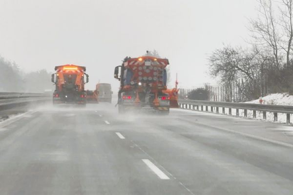 Plzeňsko zažilo ranní sněhový kolaps, D5 paralyzována hodiny