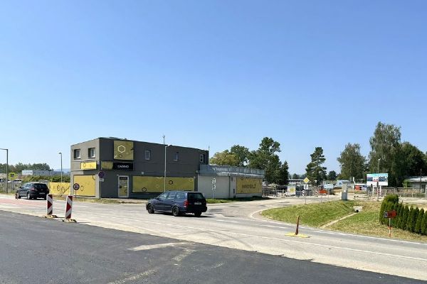 Stavba napojení letiště u Plané omezuje I/3. Řidiči od Krumlova nově odbočí o 50 metrů dříve