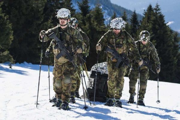 Strakoničtí vojáci trénovali přesuny s protiletadlovým kompletem RBS-70 v Krkonoších