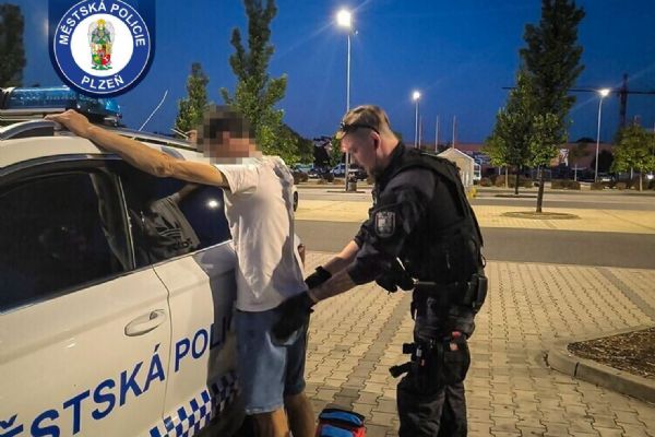 Strážníci v Plzni poznali hledané tváře. Našli chlapce na útěku z DDU i muže v celostátním pátrání