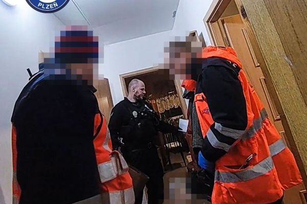 Tísňové tlačítko na mobilu zachránilo seniorku na Lochotíně