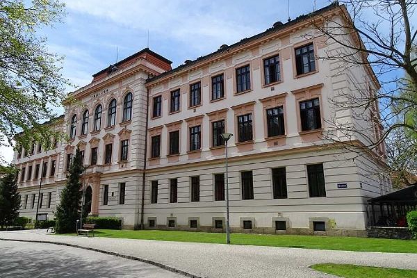 Třeboňské gymnázium získalo 16 milionů na rozvoj studentů: FOTOS zahajuje mezinárodní spolupráci