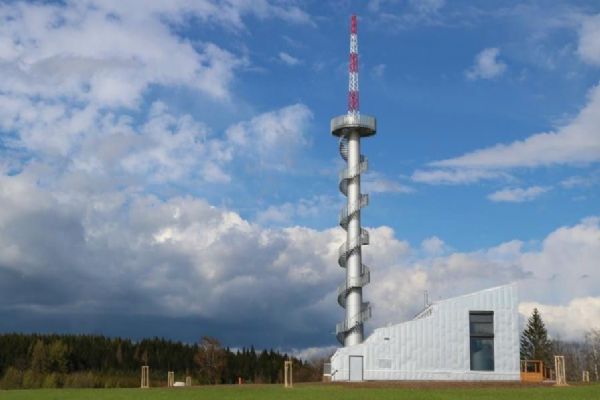 Turbínová rozhledna na Šibeníku láká návštěvníky k Orlickým horám